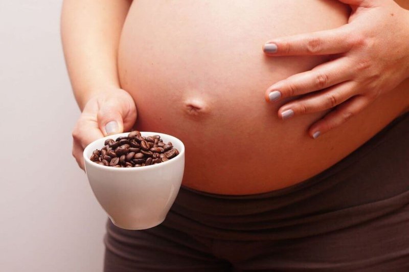 Phụ nữ mang thai và cho con bú nên hạn chế dùng caffeine - Ảnh 7