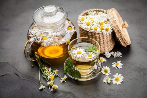 Uống trà hoa cúc để làm giảm các cơn đau do mùa dâu rụng gây ra - Ảnh 11