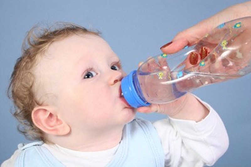 Cách trị sổ mũi cho bé - Uống nhiều nước - Ảnh 3