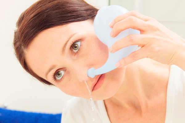 Cách trị sổ mũi tại nhà bằng cách rửa mũi bằng bình Neti Pot - Ảnh 7
