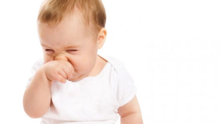 Cách trị nghẹt mũi cho bé dùng nước muối sinh lý dạng nhỏ hoặc xịt