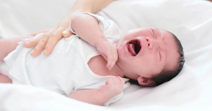 Nguyên nhân và cách khắc phục trẻ sơ sinh ngủ hay giật mình
