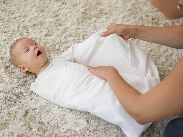 Khăn quấn bé sơ sinh: Các loại khăn và cách quấn đúng cho bé