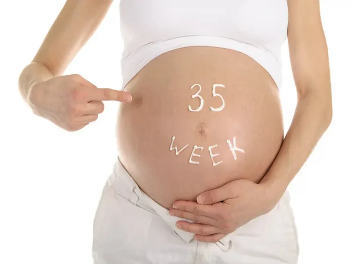 Thai 35 tuần cân nặng bao nhiêu và mẹ có những triệu chứng nào