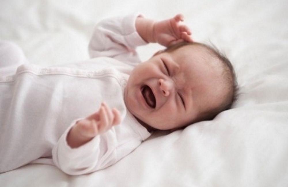 Trẻ hay quấy khóc khi giật mình tỉnh giấc lúc đang ngủ