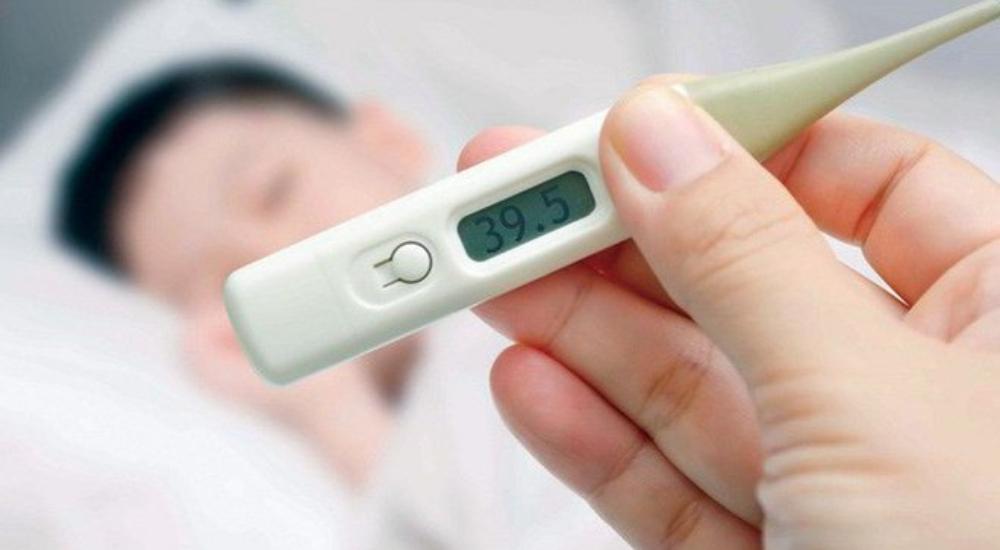 Trẻ sơ sinh nóng bao nhiêu độ là sốt?