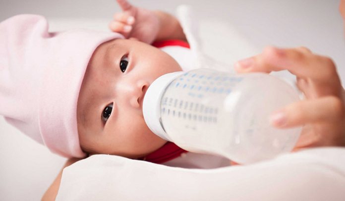Vì sao trẻ uống sữa công thức đi ngoài màu xanh nhiều lần?