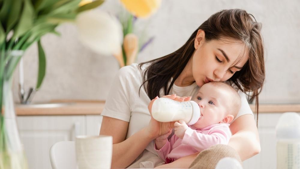 Lượng sữa cho bé sơ sinh trên 2 tháng tuổi