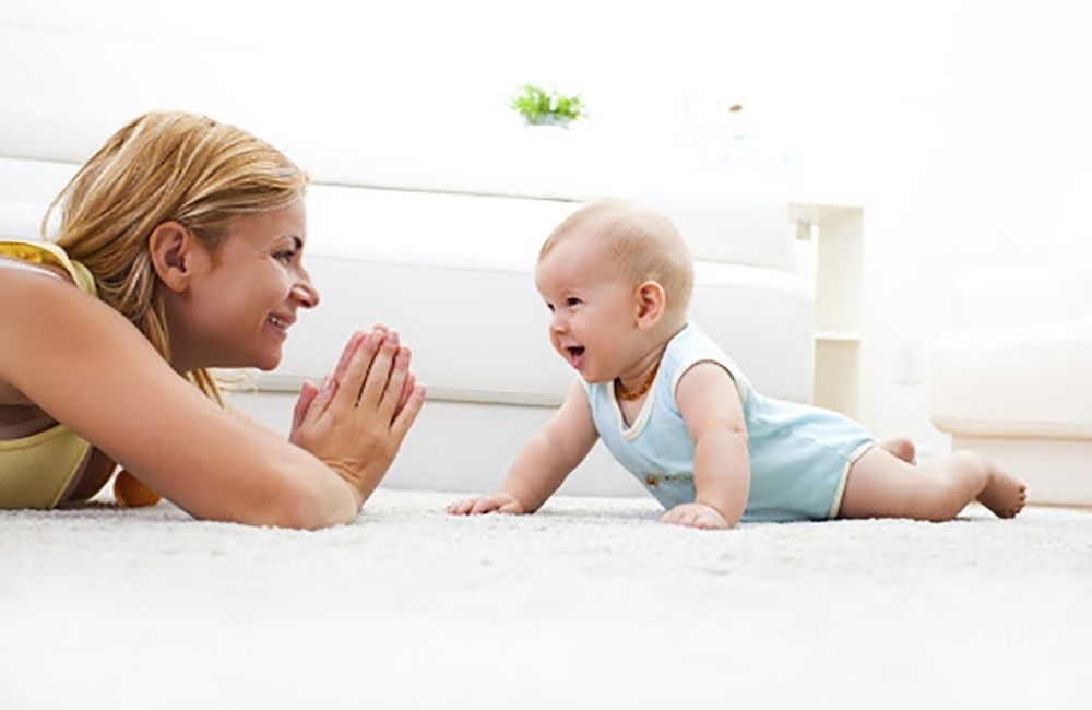 Trẻ mấy tháng biết trườn và cách giúp bé tập trườn