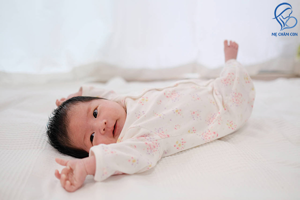 Trẻ sơ sinh ngủ ít vào ban ngày mẹ có nên lo lắng?