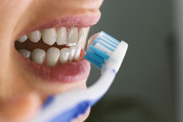 Niềng răng giúp răng thẳng và đều, khiến cho việc vệ sinh răng miệng dễ dàng hơn
