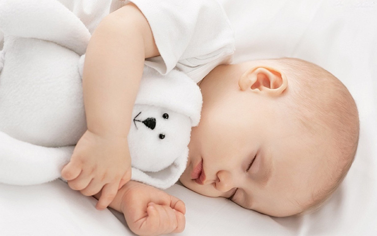 Ngủ sai tư thế cũng là một trong những nguyên nhân khiến trẻ ho vào ban đêm