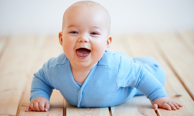 Trẻ 5 tháng tuổi đang tạo ra những âm thanh như "goo," "ma-ma-ma" hoặc "bah-bah-bah."