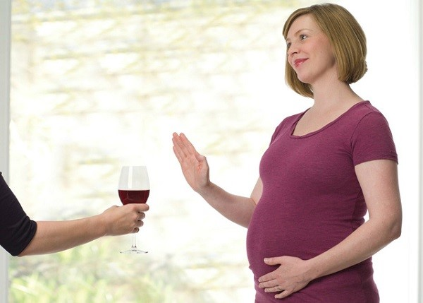 Rượu, bia đều có tác hại rất lớn đến cả mẹ và thai nhi
