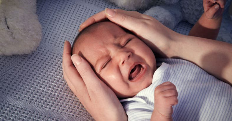 Trẻ sơ sinh giật mình khi ngủ là một hiện tượng hoàn toàn bình thường