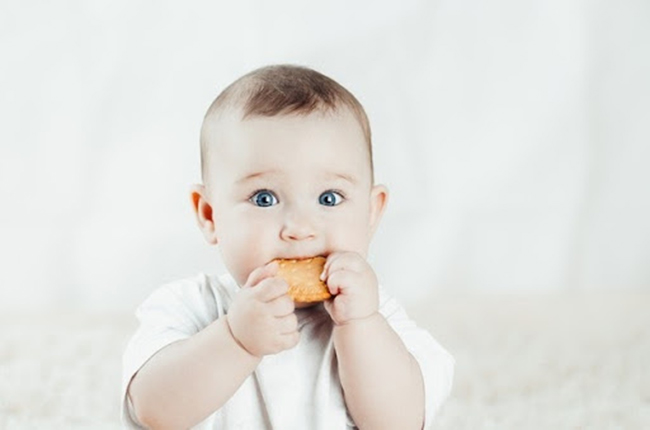 Có nên sử dụng bánh ăn dặm cho bé 6 tháng tuổi không?