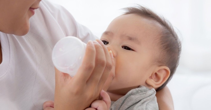 Cách chọn bình sữa cho trẻ sơ sinh mẹ cần biết